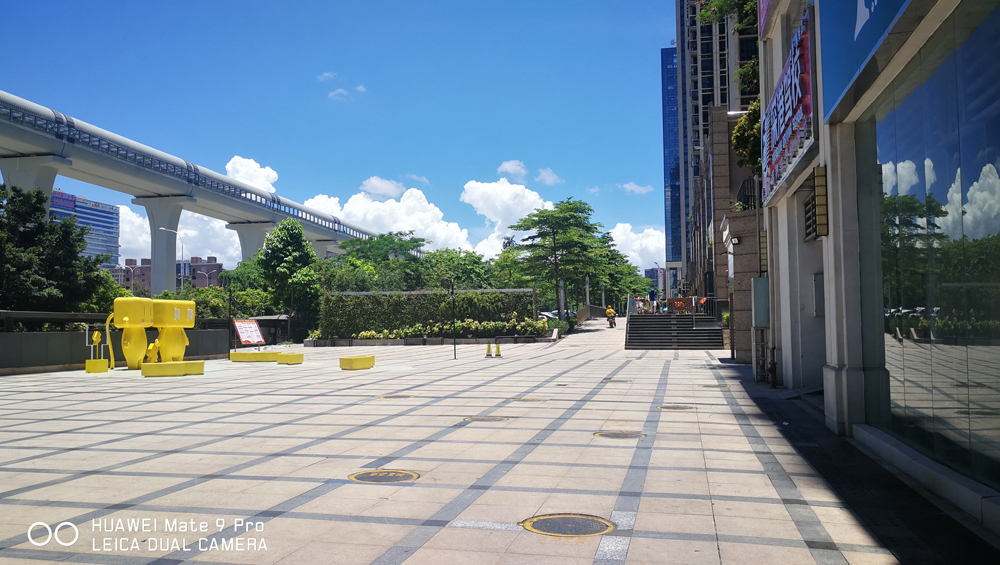 龙华和平里店铺过道